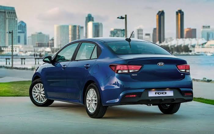 Kia Rio Sedán Azul